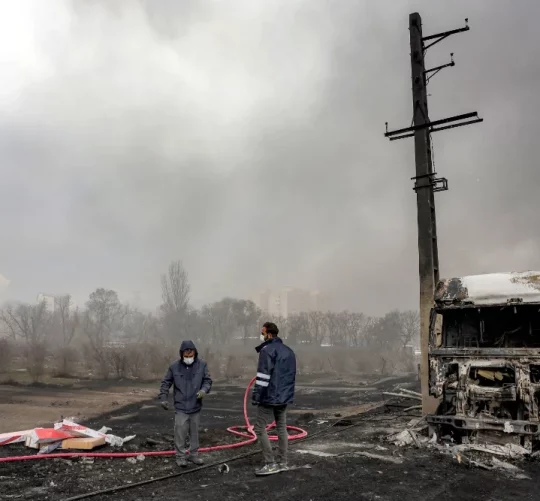 Члени цивільної оборони біля зруйнованого паливного танкера після нічного авіаудару по нафтопереробному заводу Шахран у Тегерані, березень