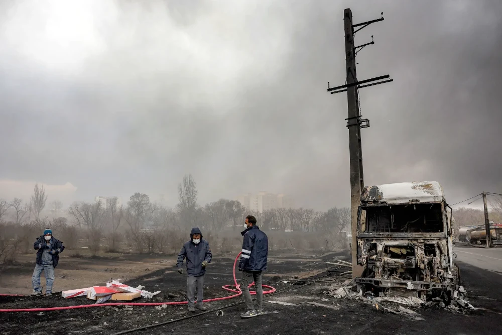 Члени цивільної оборони біля зруйнованого паливного танкера після нічного авіаудару по нафтопереробному заводу Шахран у Тегерані, березень
