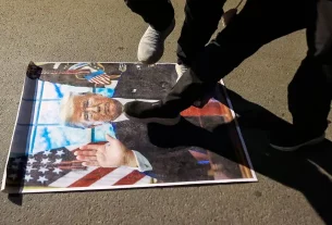 протестуючі топчуть зображення президента США Дональда Трампа