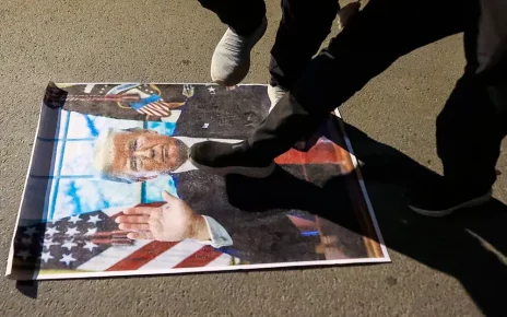 протестуючі топчуть зображення президента США Дональда Трампа