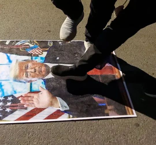 протестуючі топчуть зображення президента США Дональда Трампа