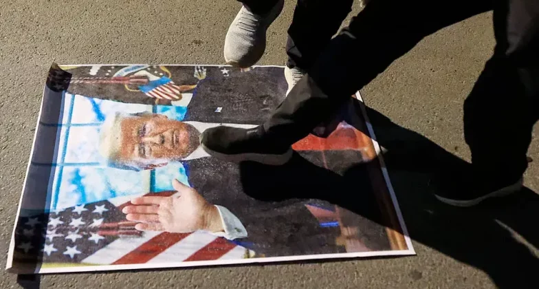 протестуючі топчуть зображення президента США Дональда Трампа
