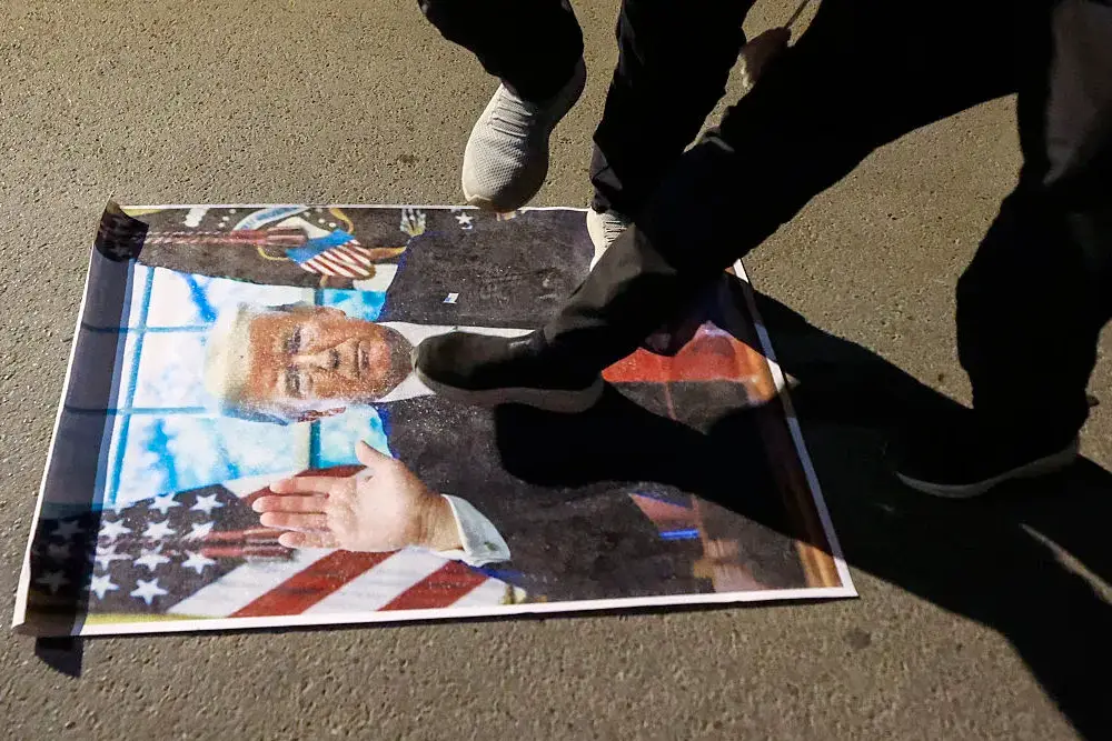 протестуючі топчуть зображення президента США Дональда Трампа