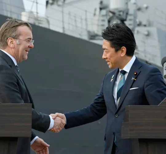 Міністр оборони Німеччини Борис Пісторіус і міністр оборони Японії Шіндзіро Коізумі потискають руки наприкінці спільного прес-релізу в Йокосуці, Японія, 22 березня 2026 року