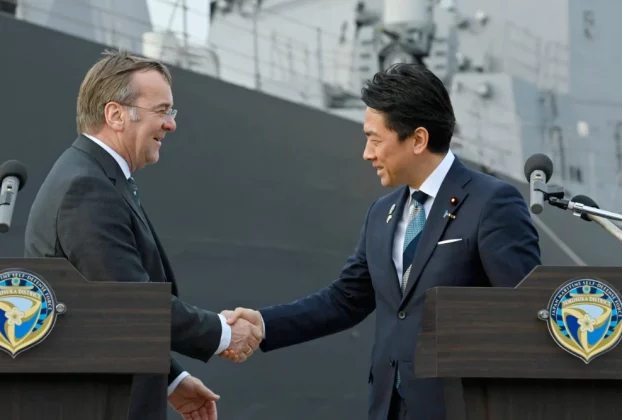 Міністр оборони Німеччини Борис Пісторіус і міністр оборони Японії Шіндзіро Коізумі потискають руки наприкінці спільного прес-релізу в Йокосуці, Японія, 22 березня 2026 року
