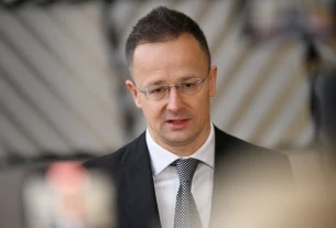 Міністр закордонних справ Угорщини Петер Сійярто звертається до ЗМІ напередодні засідання Ради закордонних справ ЄС у Брюсселі, Бельгія, 23 лютого 2026 року