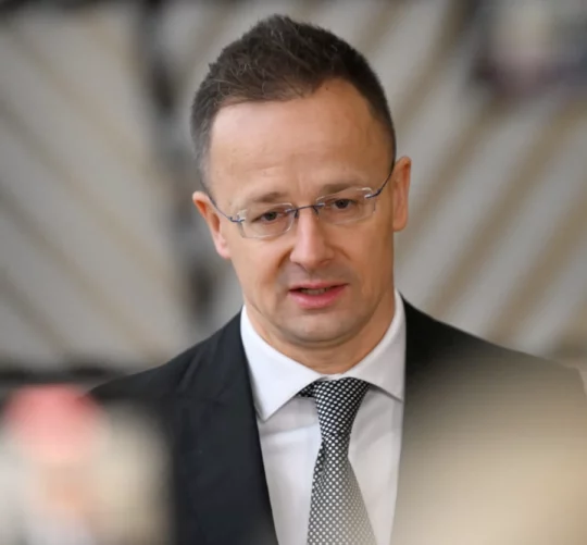 Міністр закордонних справ Угорщини Петер Сійярто звертається до ЗМІ напередодні засідання Ради закордонних справ ЄС у Брюсселі, Бельгія, 23 лютого 2026 року