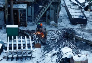 Працівники працюють на тепловій електростанції, пошкодженій внаслідок численних російських ракетних ударів