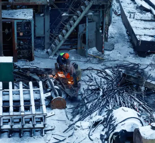 Працівники працюють на тепловій електростанції, пошкодженій внаслідок численних російських ракетних ударів