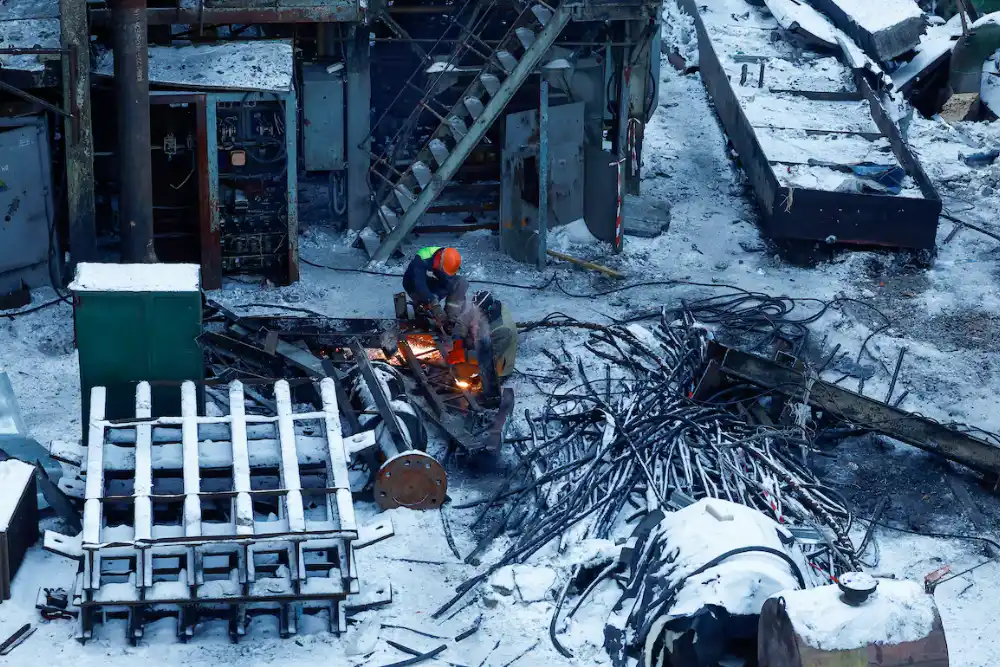 Працівники працюють на тепловій електростанції, пошкодженій внаслідок численних російських ракетних ударів