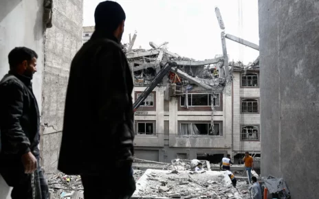 Чоловік дивиться на житлову будівлю, пошкоджену ударом США та Ізраїлю з Іраном, у Тегерані, Іран, 27 березня 2026 року