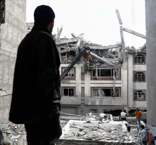 Чоловік дивиться на житлову будівлю, пошкоджену ударом США та Ізраїлю з Іраном, у Тегерані, Іран, 27 березня 2026 року