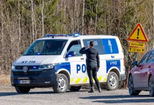 Поліцейський автомобіль перекрив проїзд на дорозі Савістонті поблизу міста Коувола на південному сході Фінляндії після падіння двох невідомих дронів 29 березня.