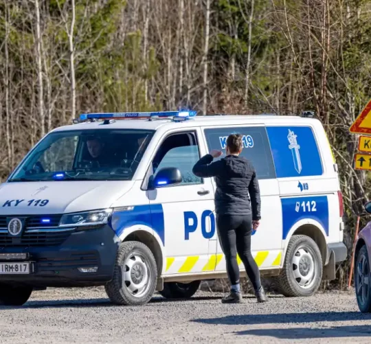 Поліцейський автомобіль перекрив проїзд на дорозі Савістонті поблизу міста Коувола на південному сході Фінляндії після падіння двох невідомих дронів 29 березня.