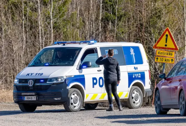 Поліцейський автомобіль перекрив проїзд на дорозі Савістонті поблизу міста Коувола на південному сході Фінляндії після падіння двох невідомих дронів 29 березня.