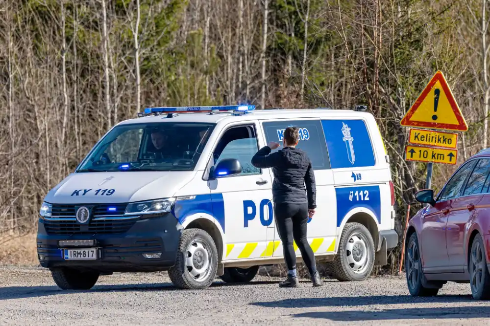 Поліцейський автомобіль перекрив проїзд на дорозі Савістонті поблизу міста Коувола на південному сході Фінляндії після падіння двох невідомих дронів 29 березня.
