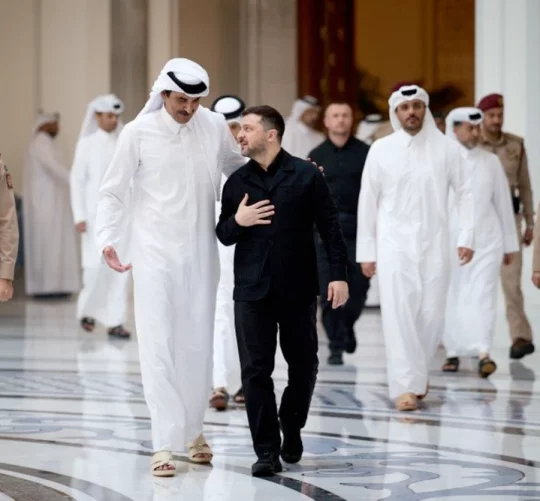 Президент України Володимир Зеленський у суботу відвідав Катар, де зустрівся з еміром Тамімом бін Хамадом Аль Тані