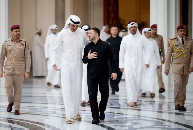 Президент України Володимир Зеленський у суботу відвідав Катар, де зустрівся з еміром Тамімом бін Хамадом Аль Тані