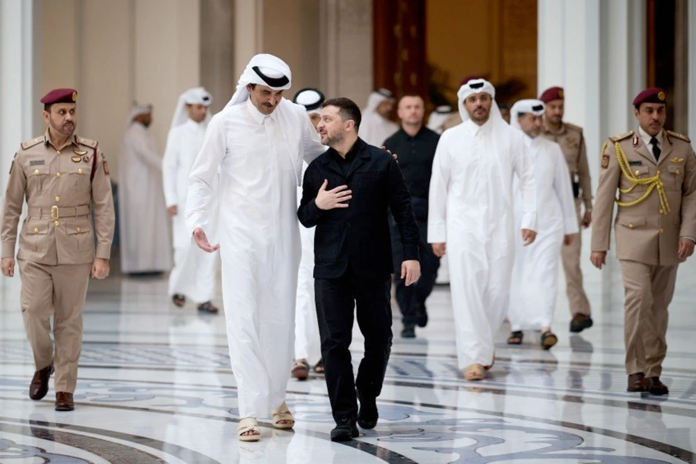 Президент України Володимир Зеленський у суботу відвідав Катар, де зустрівся з еміром Тамімом бін Хамадом Аль Тані