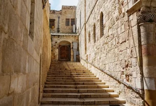 Вхід до базиліки Гробу Господнього в Єрусалимі