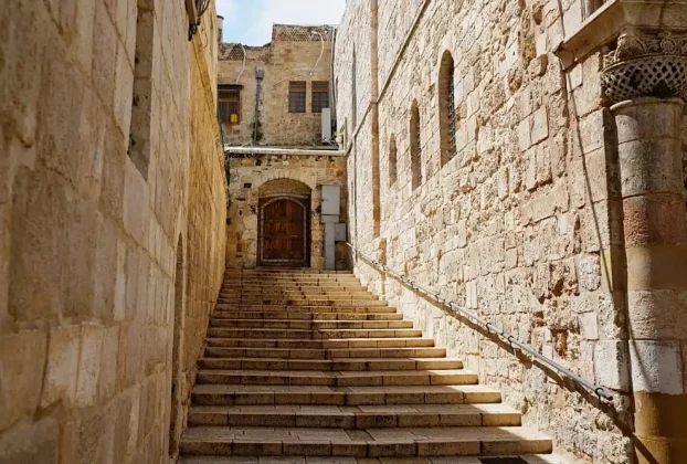 Вхід до базиліки Гробу Господнього в Єрусалимі