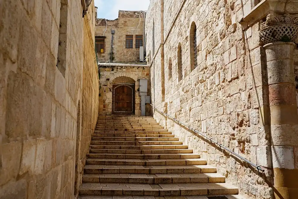 Вхід до базиліки Гробу Господнього в Єрусалимі