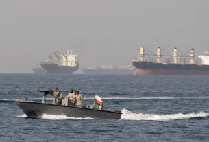 іранські військові на патрульному катері йдуть по Ормузькій протоці