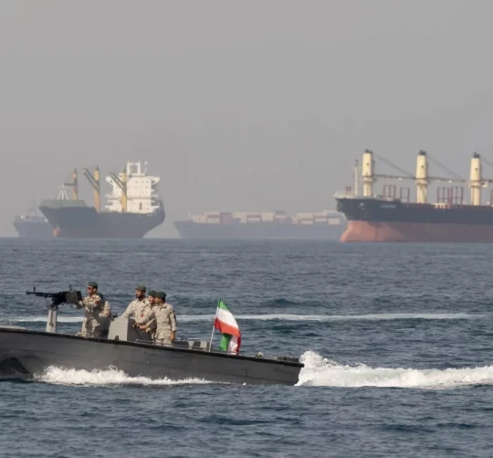 іранські військові на патрульному катері йдуть по Ормузькій протоці