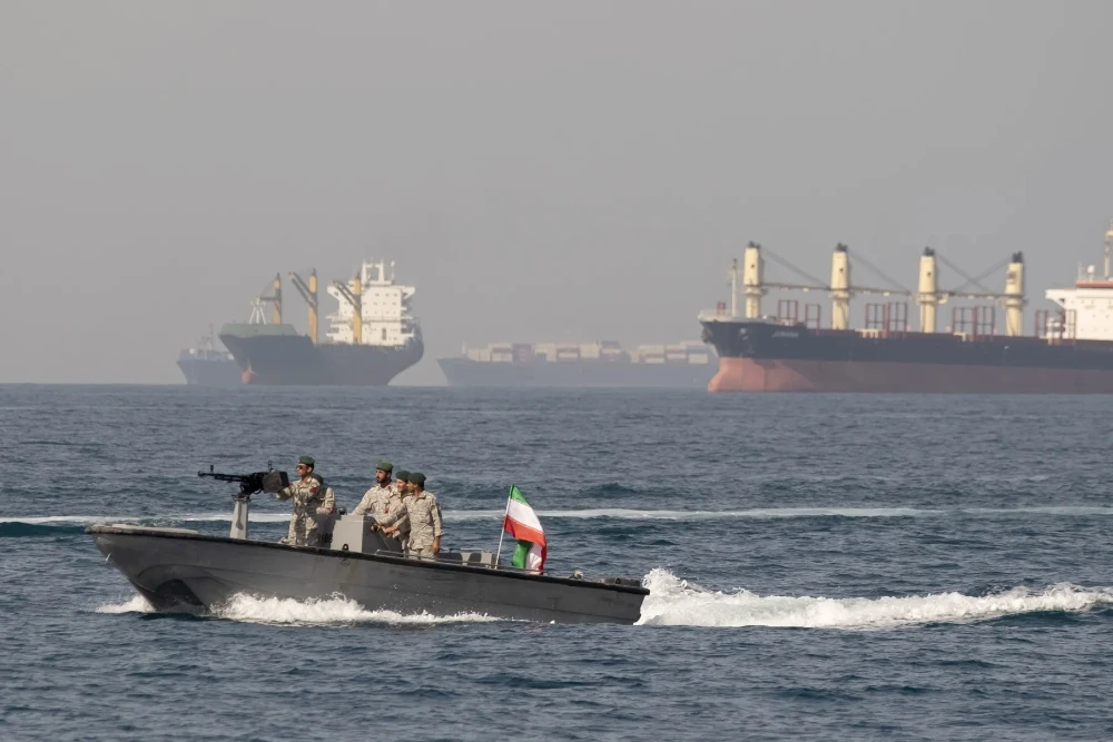 іранські військові на патрульному катері йдуть по Ормузькій протоці