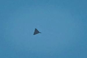 іранський дрон типу шахед у небі