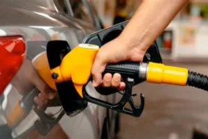 заправка авто бензином або дізелем