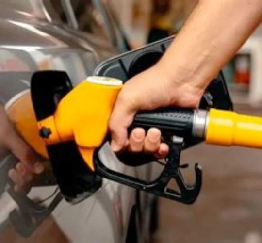 заправка авто бензином або дізелем