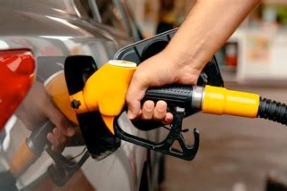 заправка авто бензином або дізелем