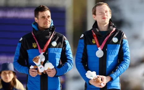 Паралімпійські ігри Milano Cortina 2026 - парабіатлон - Церемонія перемоги серед чоловіків з порушенням зору - Tesero Cross-Country Ski Stadium, Лаго, Італія - 8 березня 2026 року.