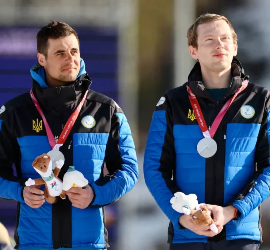 Паралімпійські ігри Milano Cortina 2026 - парабіатлон - Церемонія перемоги серед чоловіків з порушенням зору - Tesero Cross-Country Ski Stadium, Лаго, Італія - 8 березня 2026 року.