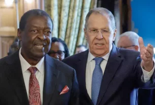 Міністр закордонних справ Росії Сергій Лавров та міністр закордонних справ Кенії Мусалія Мудаваді входять до зали під час зустрічі в Москві, Росія, 16 березня 2026 року