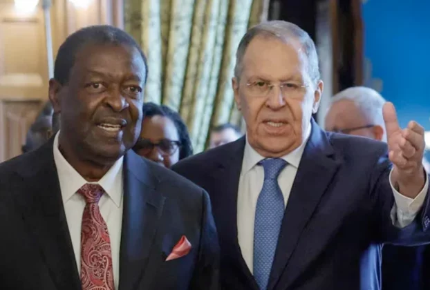 Міністр закордонних справ Росії Сергій Лавров та міністр закордонних справ Кенії Мусалія Мудаваді входять до зали під час зустрічі в Москві, Росія, 16 березня 2026 року