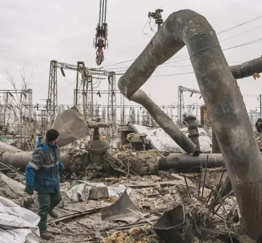 Працівники розчищають пошкоджені трубопроводи на Дарницькій ТЕЦ після російських авіаударів по Києву 4 лютого