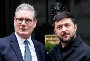 Прем'єр-міністр Великої Британії Кір Стармер вітає президента України Володимира Зеленського на Даунінг-стріт, 10, коли партнери E3 — Франція, Німеччина та Велика Британія, зустрічаються в Лондоні