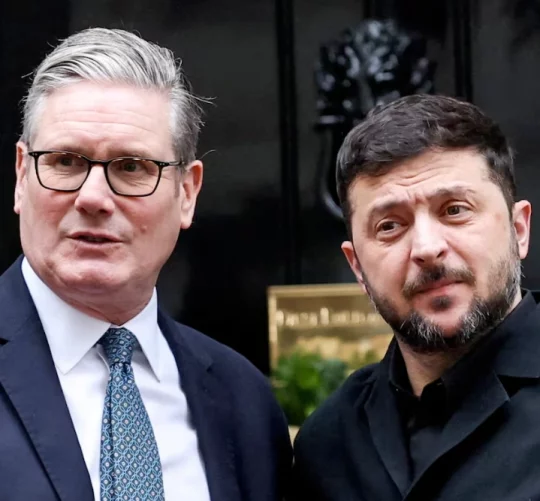 Прем'єр-міністр Великої Британії Кір Стармер вітає президента України Володимира Зеленського на Даунінг-стріт, 10, коли партнери E3 — Франція, Німеччина та Велика Британія, зустрічаються в Лондоні