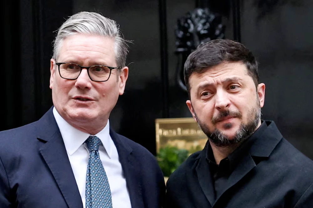 Прем'єр-міністр Великої Британії Кір Стармер вітає президента України Володимира Зеленського на Даунінг-стріт, 10, коли партнери E3 — Франція, Німеччина та Велика Британія, зустрічаються в Лондоні