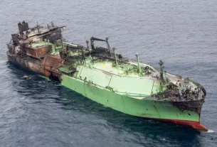 Аерофотознімок, зроблений у неділю, показує уламки російського перевізника зрідженого природного газу (СПГ) Arctic Metagaz, який дрейфує між Мальтою та Лампедузою