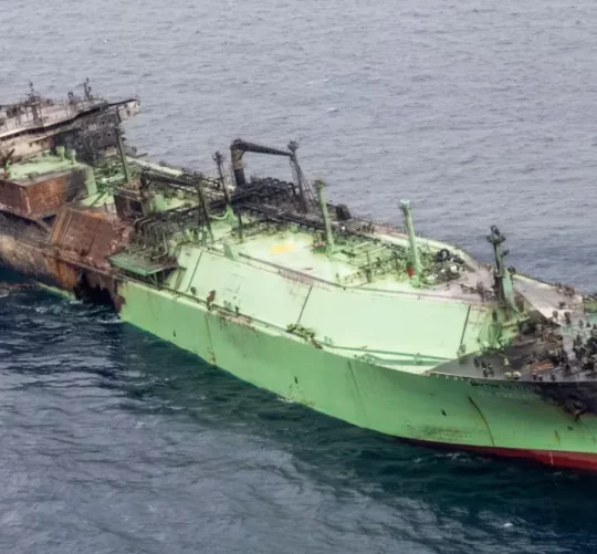 Аерофотознімок, зроблений у неділю, показує уламки російського перевізника зрідженого природного газу (СПГ) Arctic Metagaz, який дрейфує між Мальтою та Лампедузою