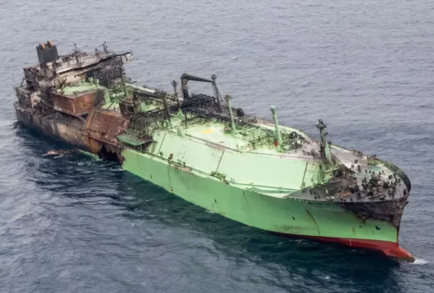 Аерофотознімок, зроблений у неділю, показує уламки російського перевізника зрідженого природного газу (СПГ) Arctic Metagaz, який дрейфує між Мальтою та Лампедузою