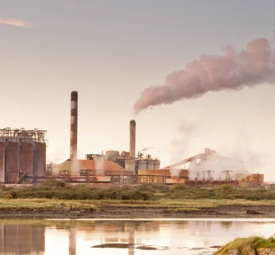 Завод компанії Aughinish Alumina, який розташований в гирлі річки Шеннон на заході Ірландії