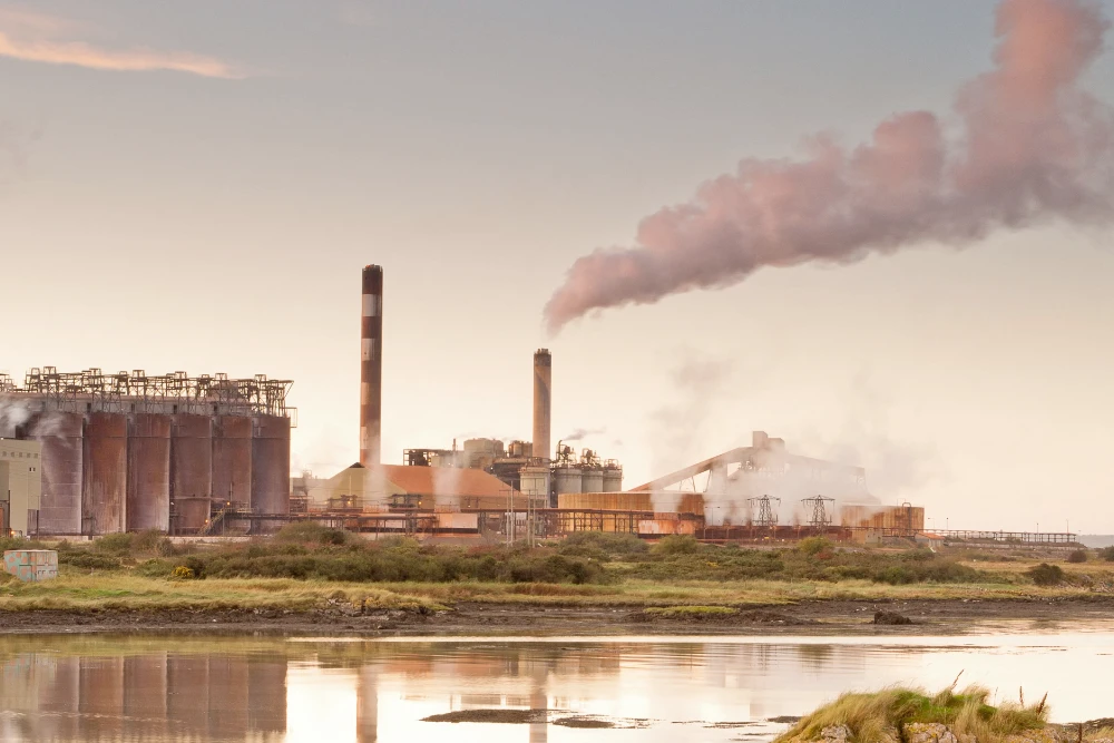 Завод компанії Aughinish Alumina, який розташований в гирлі річки Шеннон на заході Ірландії