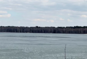 Уражені уламки дрону розкидані по вкритому льодом озеру в Лавішасі (Литва), куди, за даними литовської армії, впав підозрілий безпілотник після вторгнення в повітряний простір країни, 23 березня 2026 року