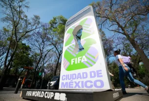 Табличка з рекламою чемпіонату світу FIFA 2026 видно 16 березня 2026 року в Мехіко