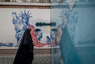 малюнок статуї свободи без руки, на стіні в Іранському місті