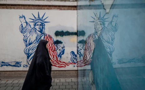 малюнок статуї свободи без руки, на стіні в Іранському місті